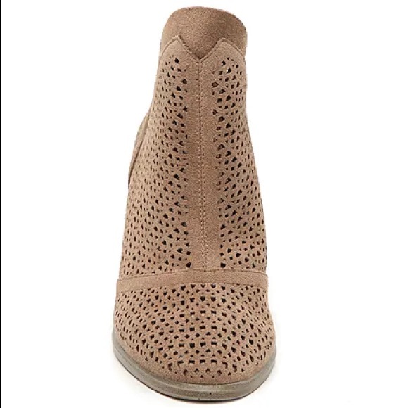 NWB Vince Camuto Perforated Boho Ankle Boot 7 $150 - Picture 4 of 8